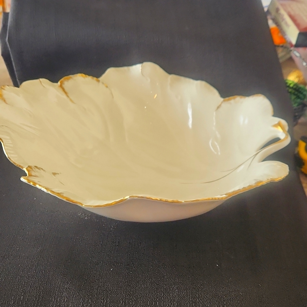 VINTAGE MIKASA 24 GOLD RIMMED IVORY BONE CHINA LEAF LARGE FRUIT BOWL. EXCELLENT.
